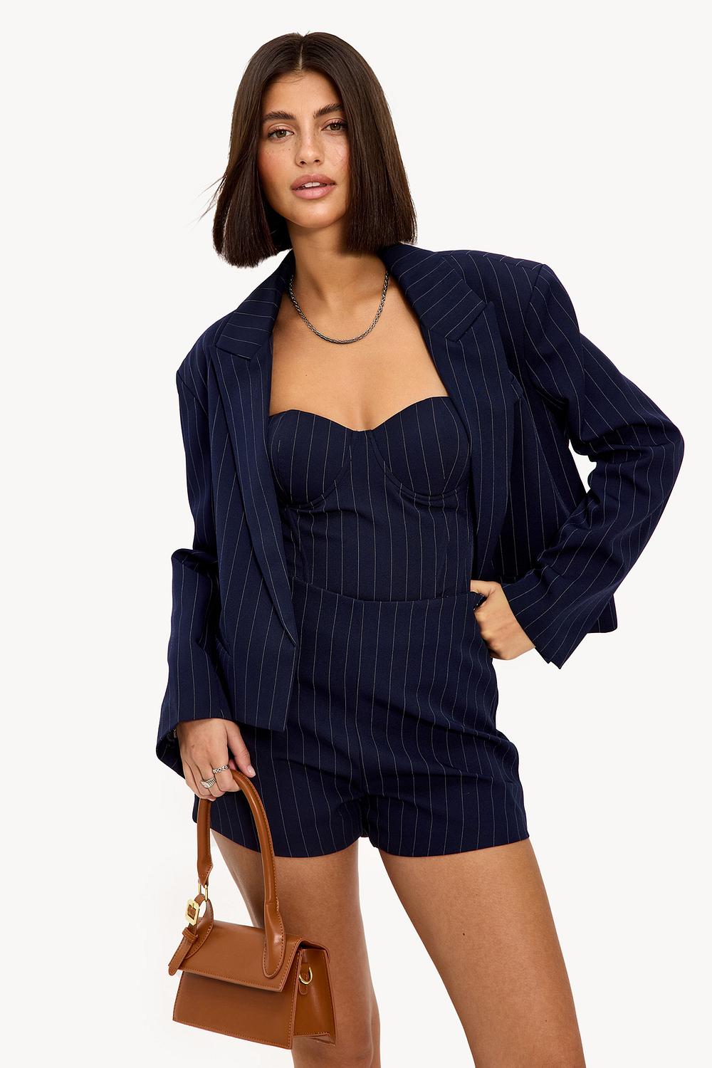 Pantalón corto azul oscuro con raya diplomática