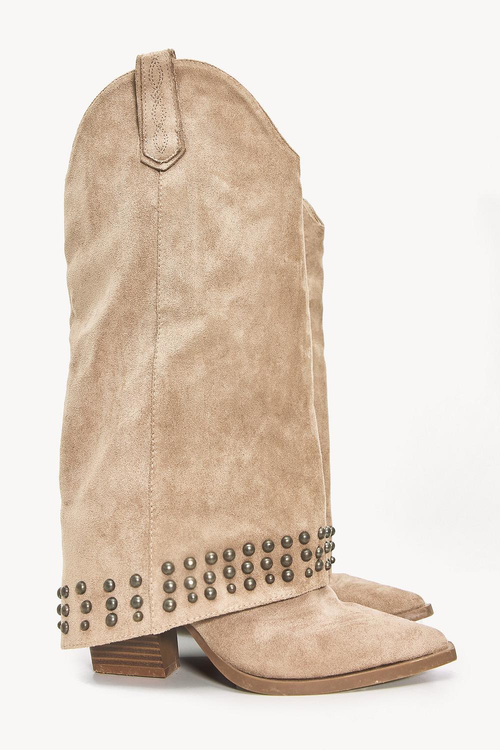 Botas beige con tachuelas
