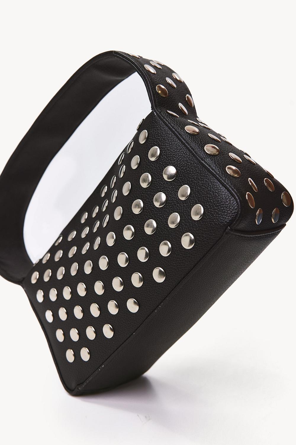 Bolso negro con tachuelas plateadas