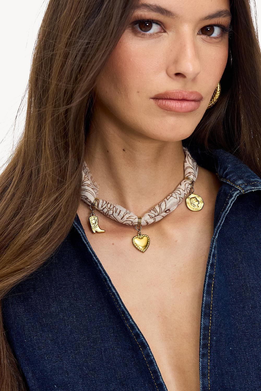 Collier blanc cassé avec breloques dorées
