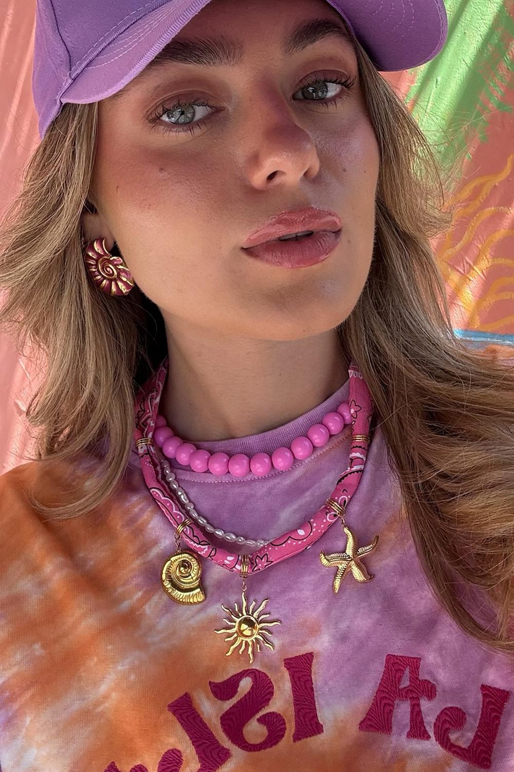Collier rose avec breloques