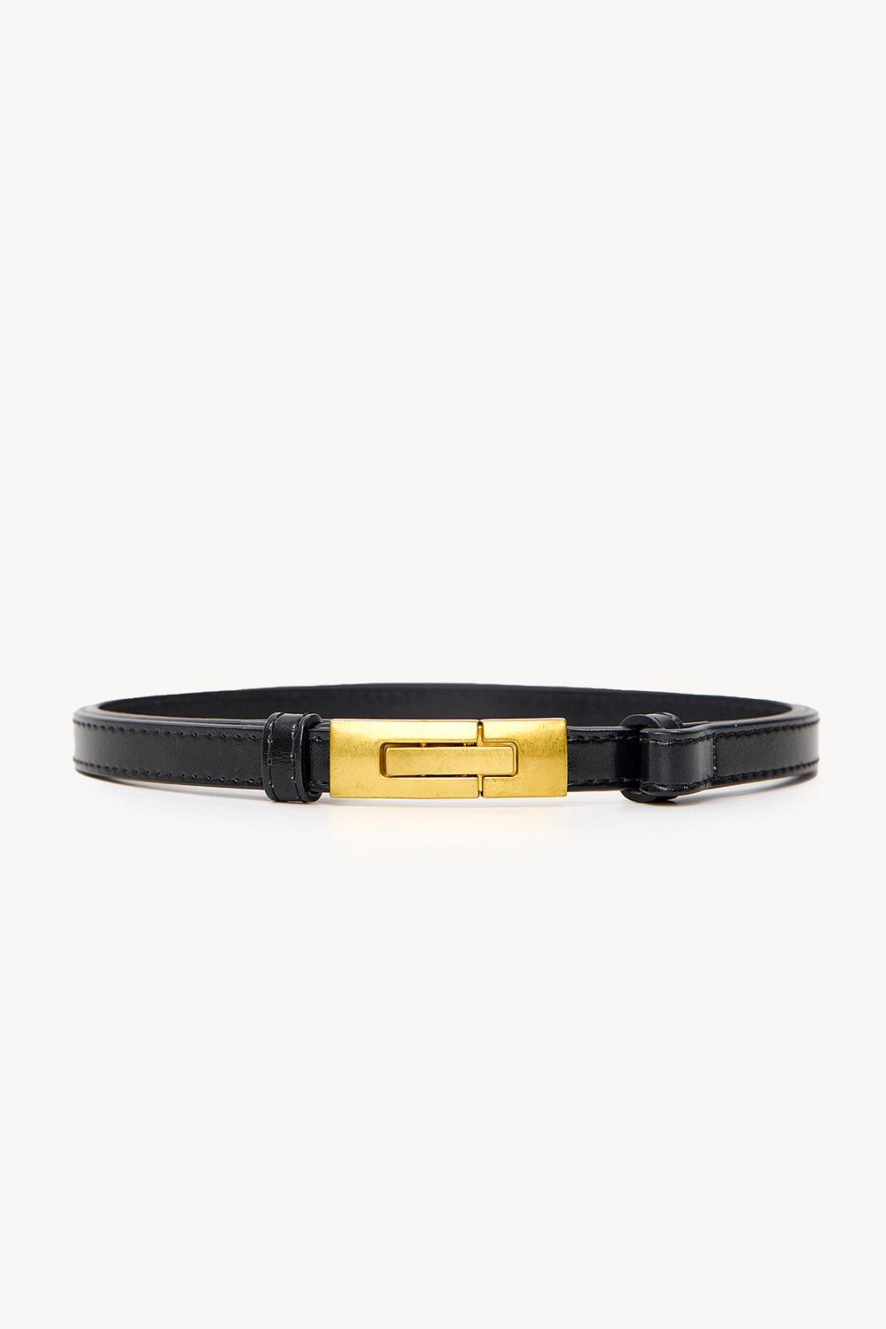 Cinturón negro con herrajes dorados