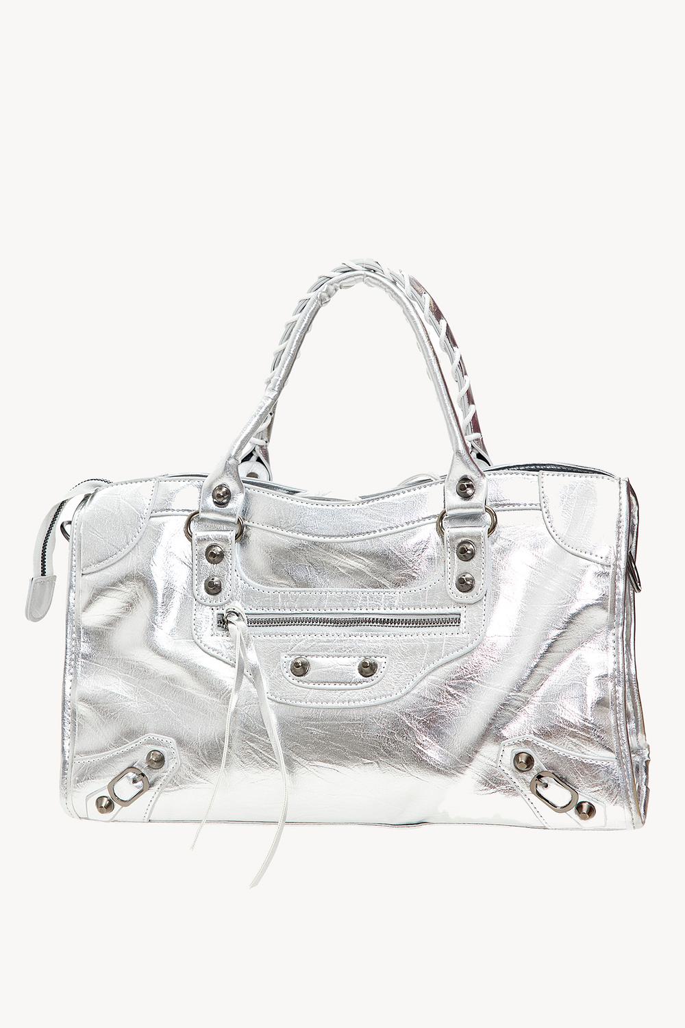 Bolso plateado con tachuelas