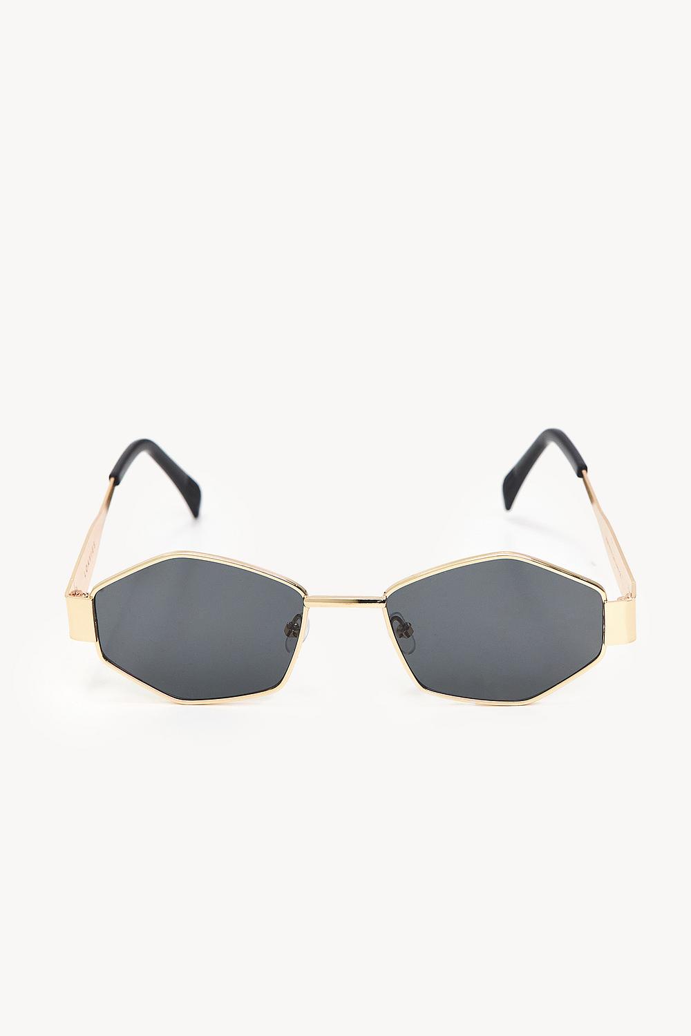 Gafas de sol negras con detalles dorados