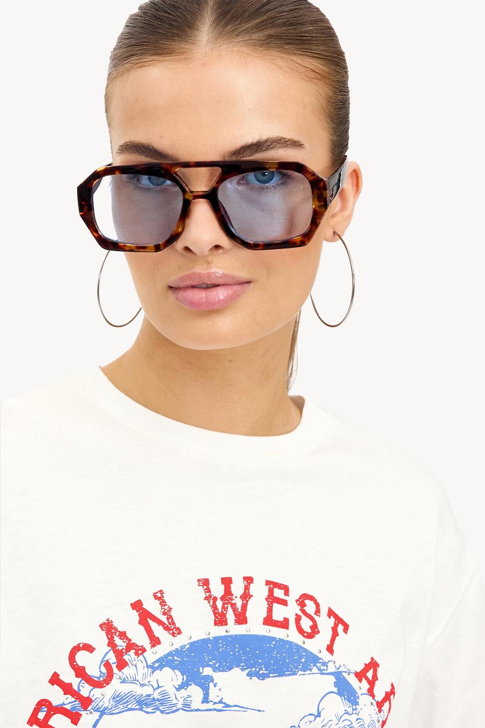 Lunettes de soleil bleues avec imprimé léopard