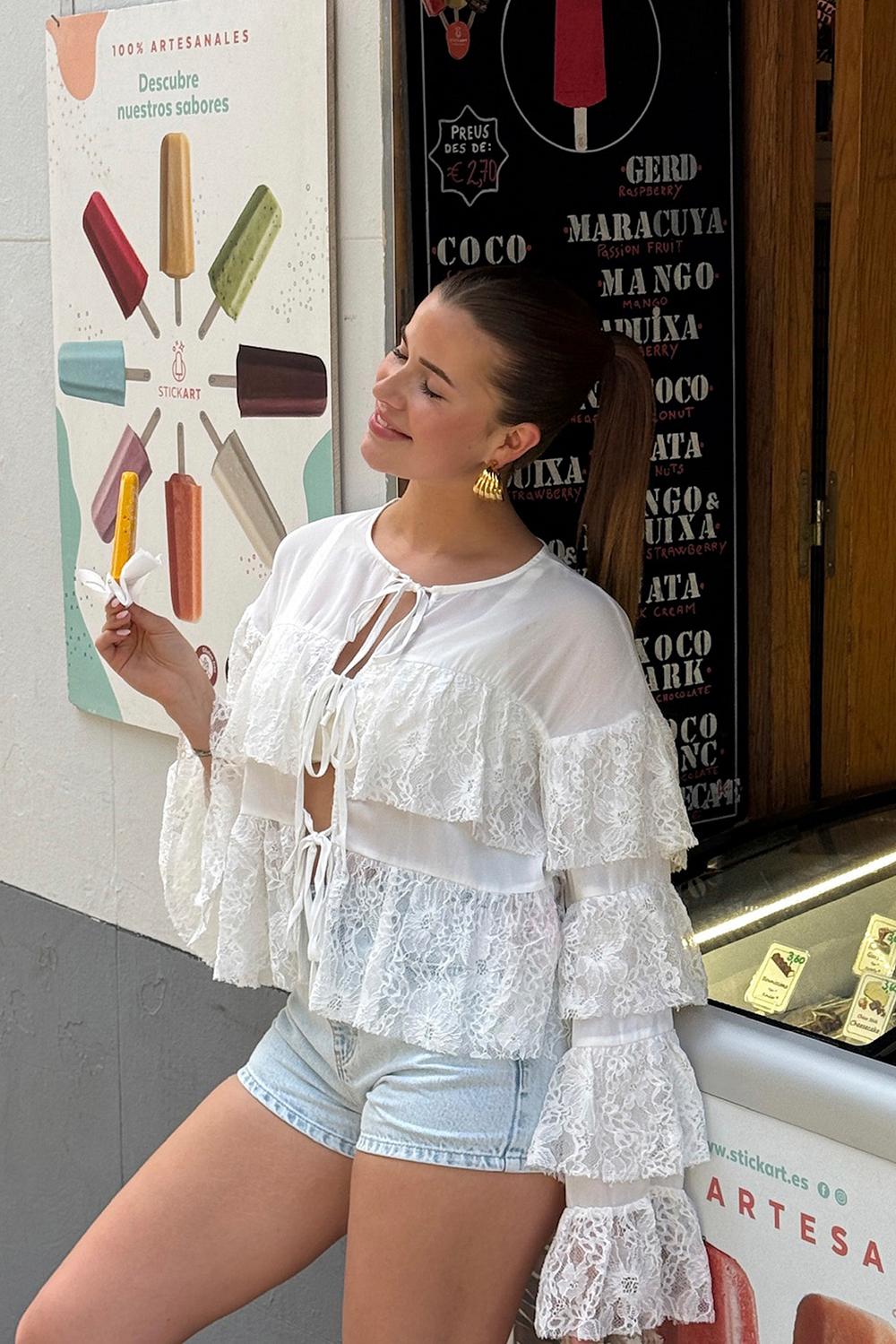 Blusa blanca con detalles de encaje