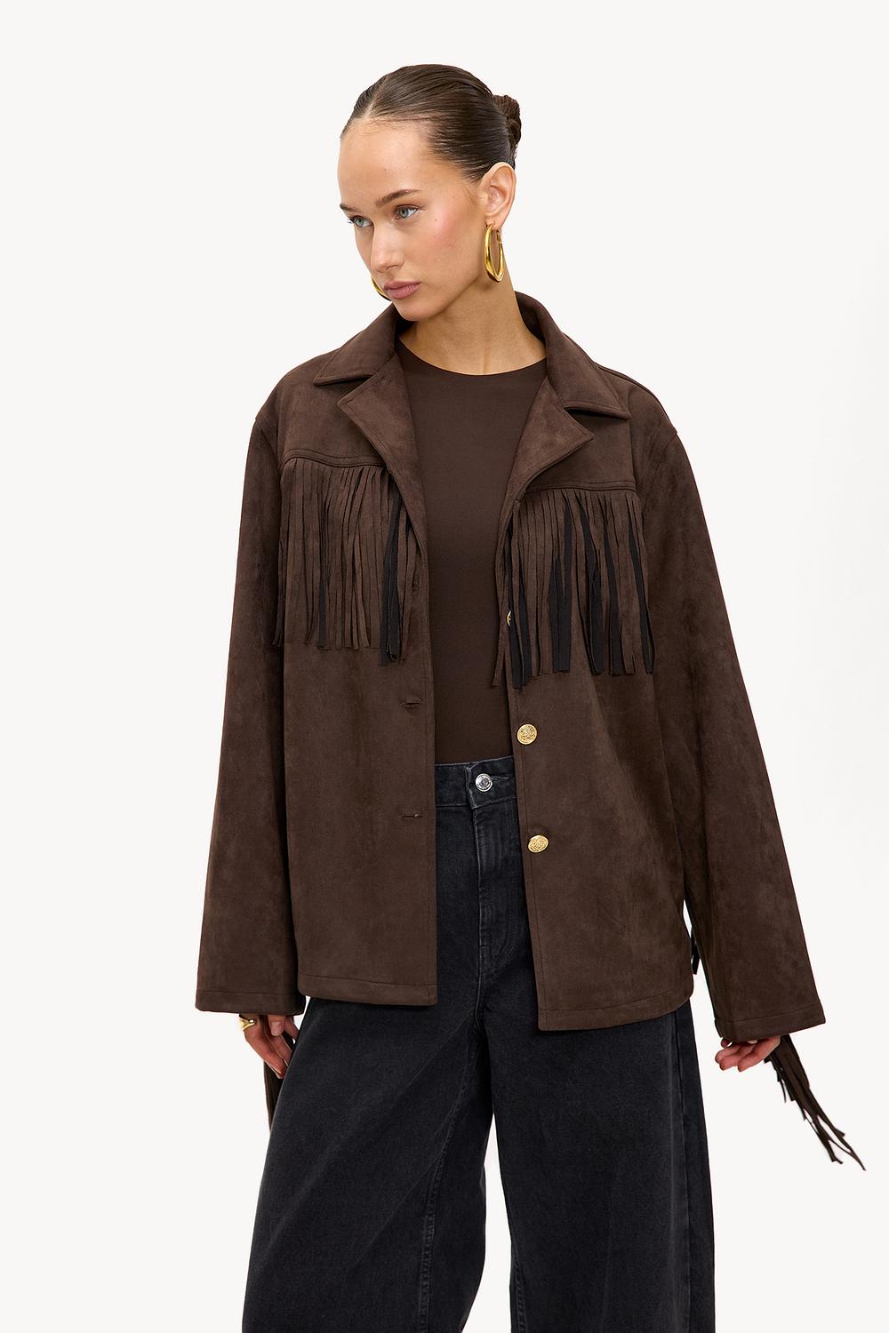 Chaqueta marrón con flecos.