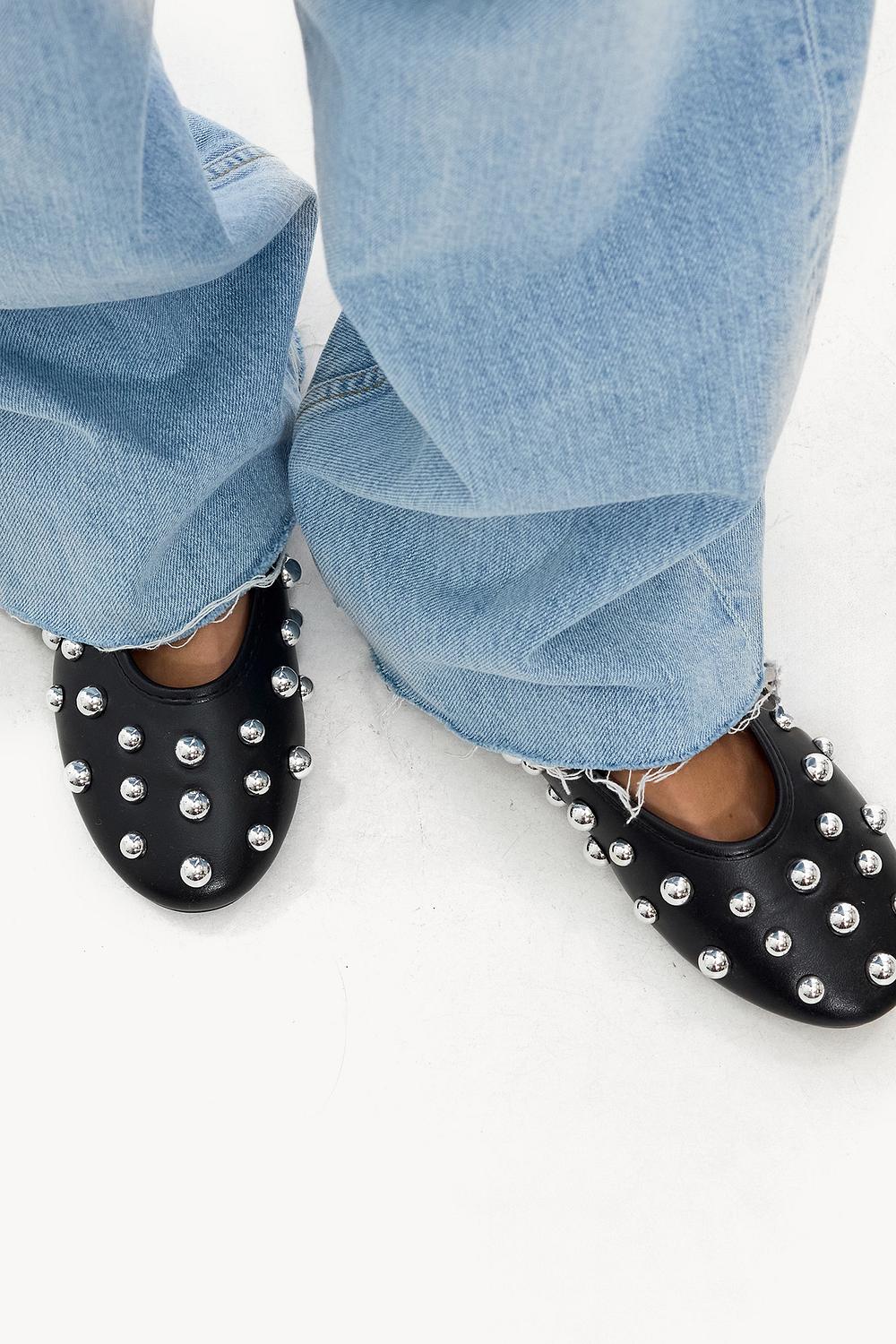 Mocasines negros con tachuelas