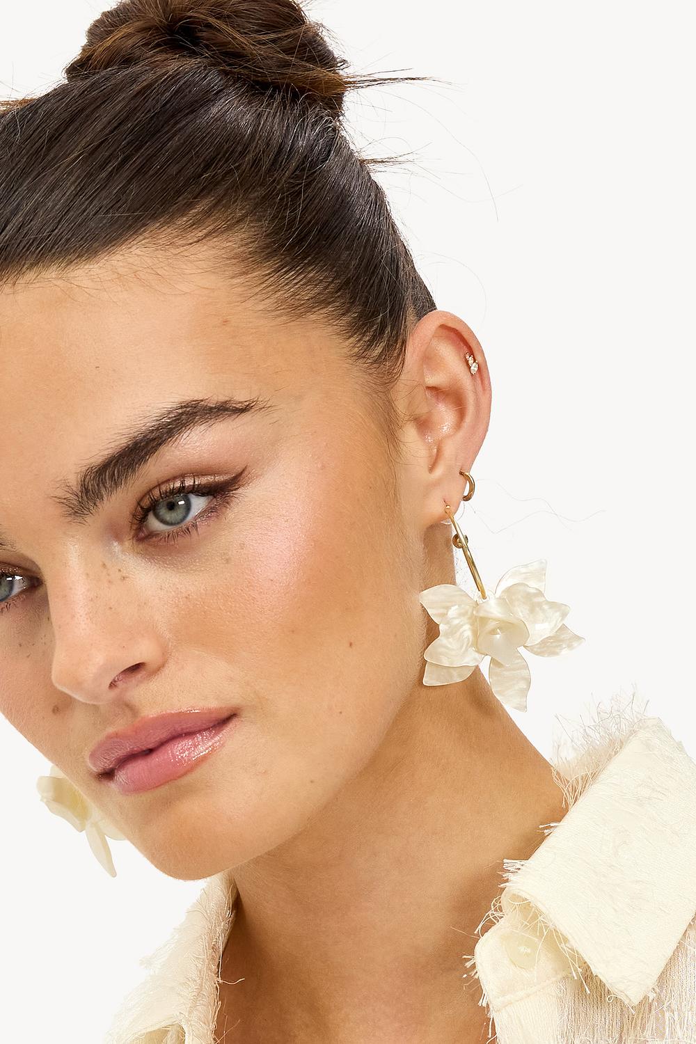Boucles d'oreilles blanc cassé avec fleurs