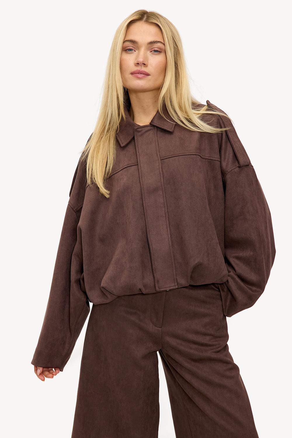 Chaqueta marrón efecto ante