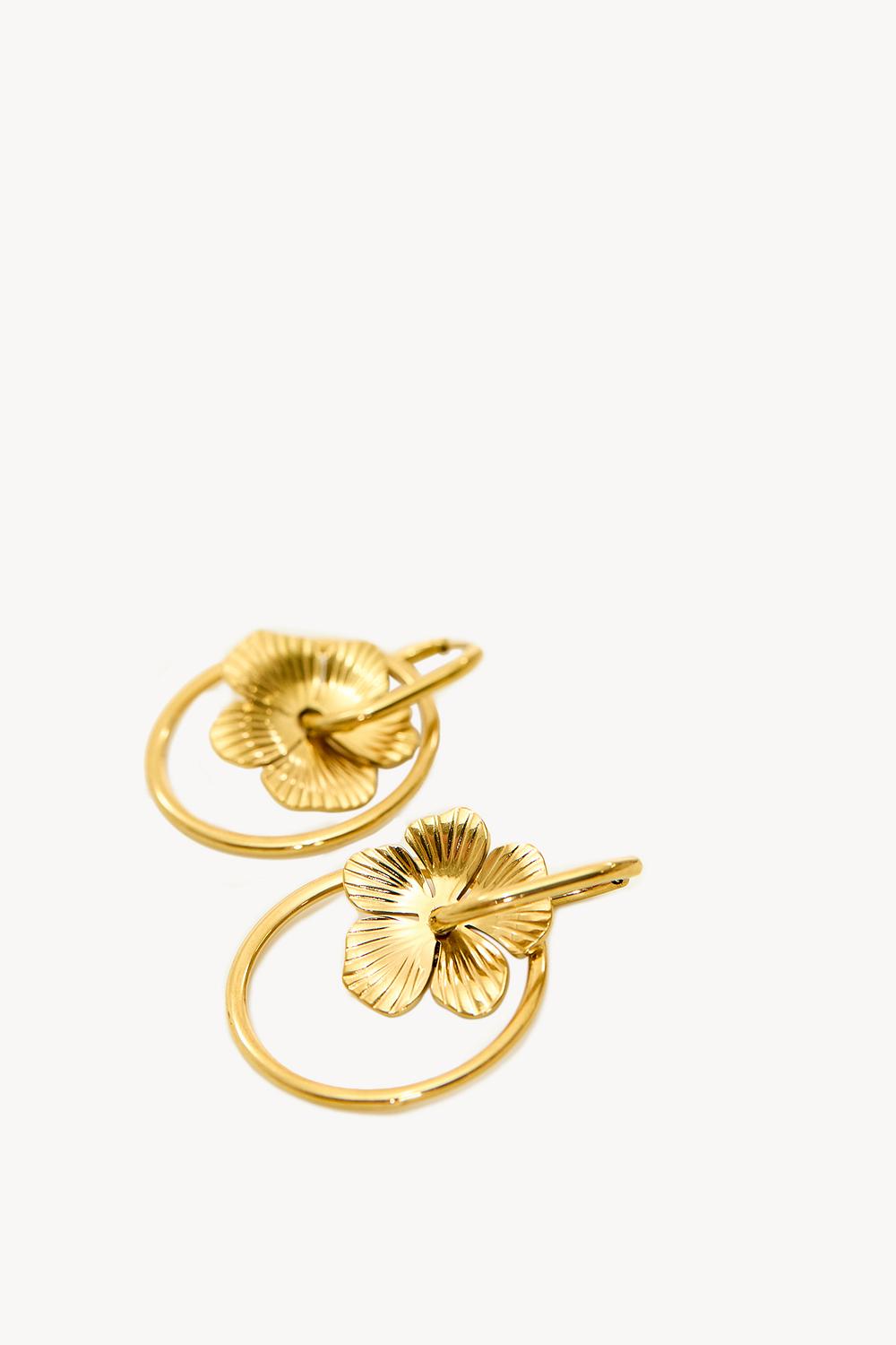 Gold earrings with flowers