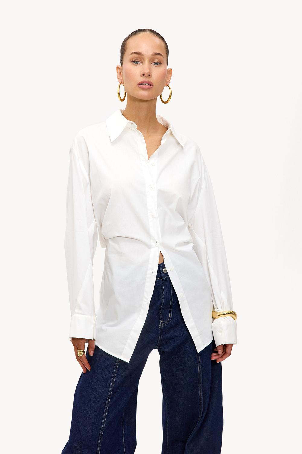 Blusa blanca con cinturón de lazo