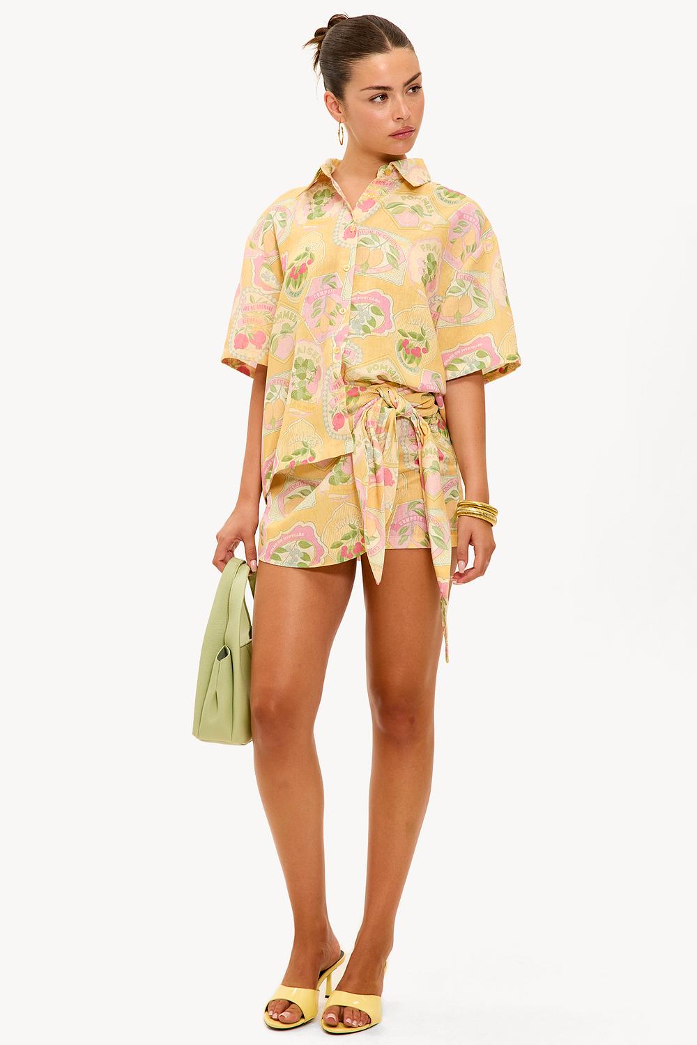 Falda pantalón amarilla estampada.