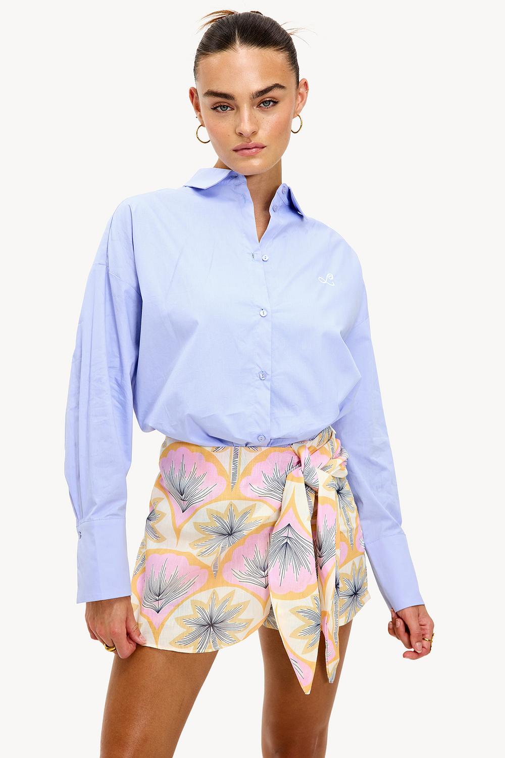 Falda pantalón rosa con palmeras.