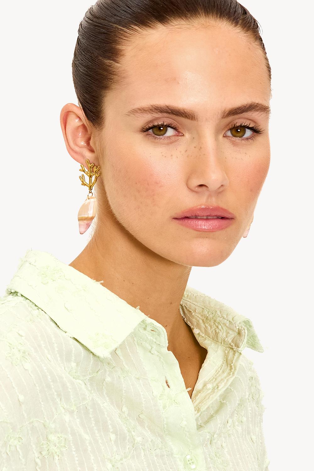 Gold earrings with shell