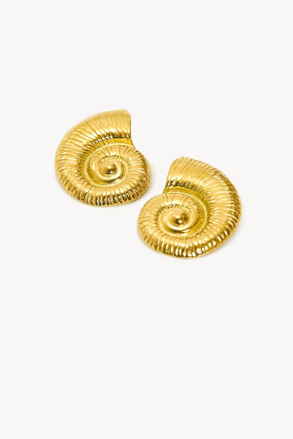 Pendientes con concha dorada