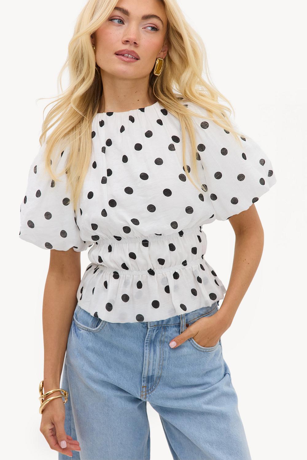 Witte top met pofmouwen en polkadots