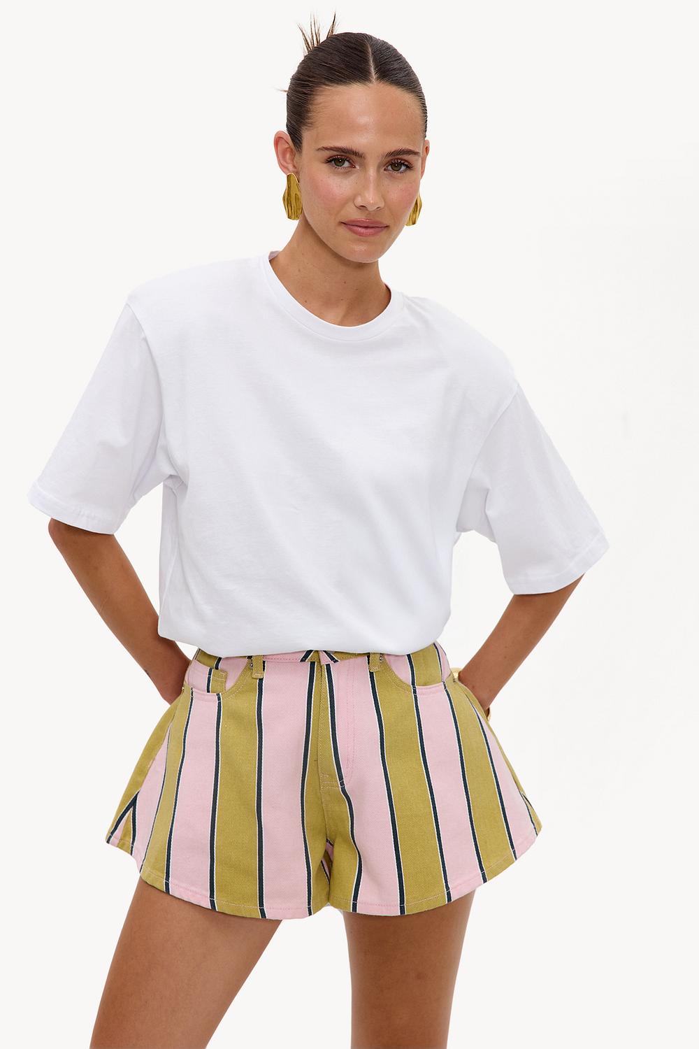 Lichtroze short met gekleurde strepen