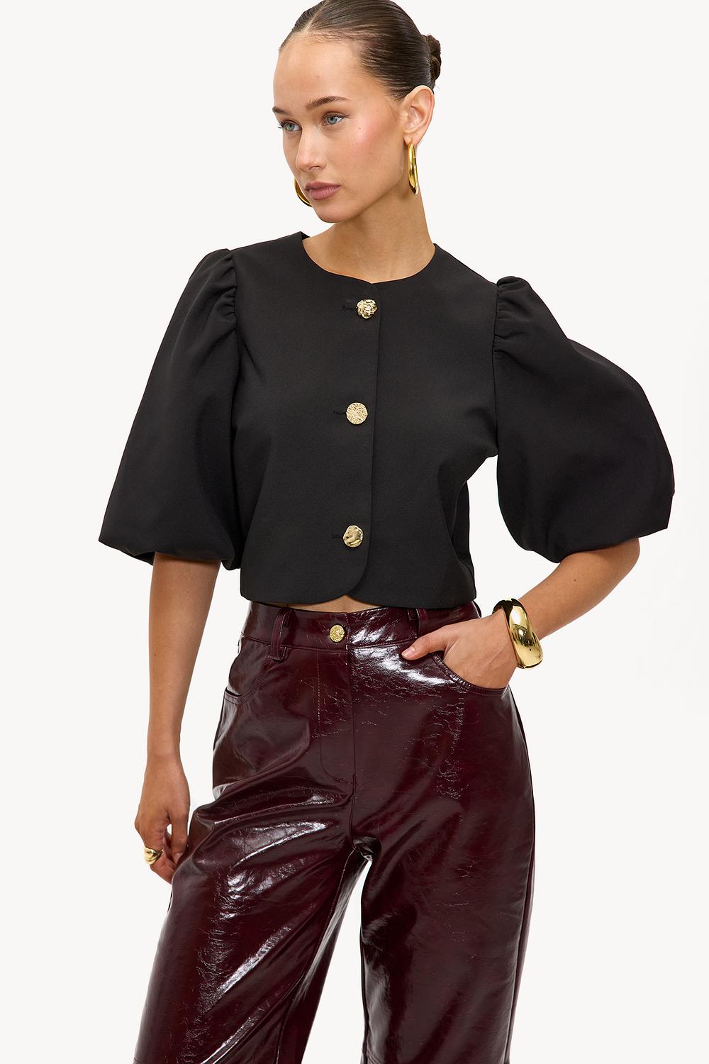 Top negro con botones dorados