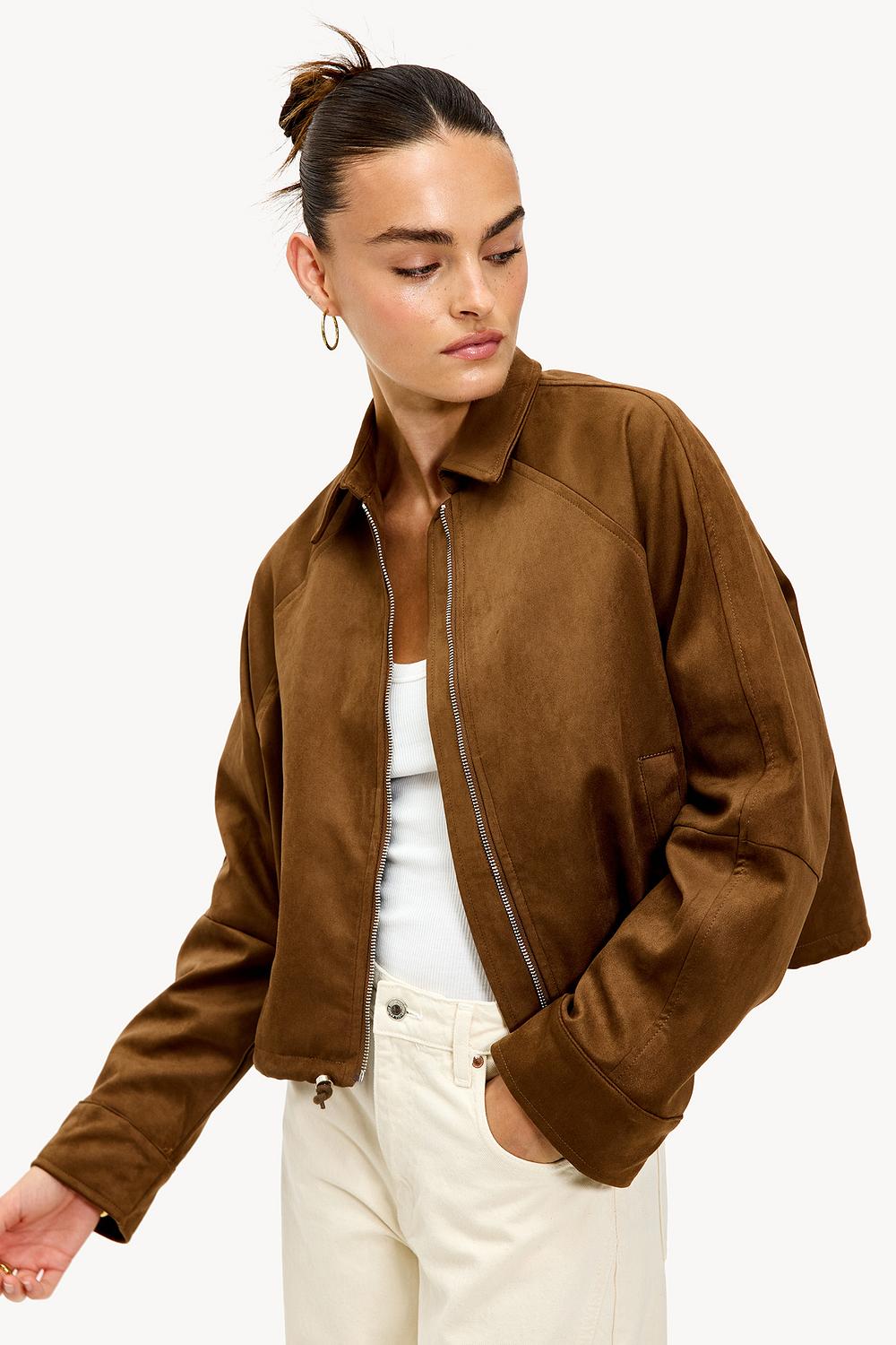 Chaqueta marrón.