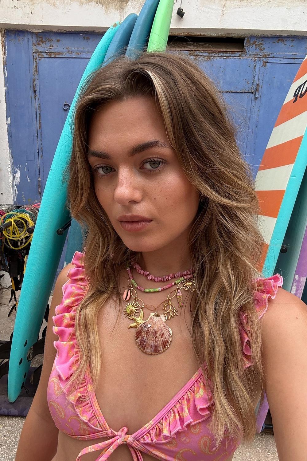 Collar dorado con concha