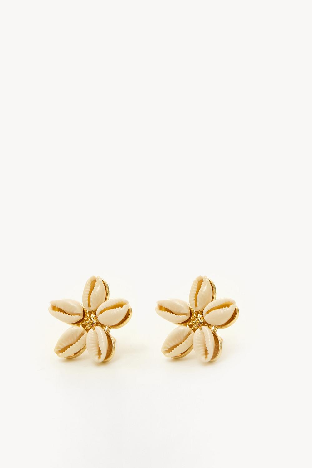 Boucles d'oreilles blanc cassé avec coquillages