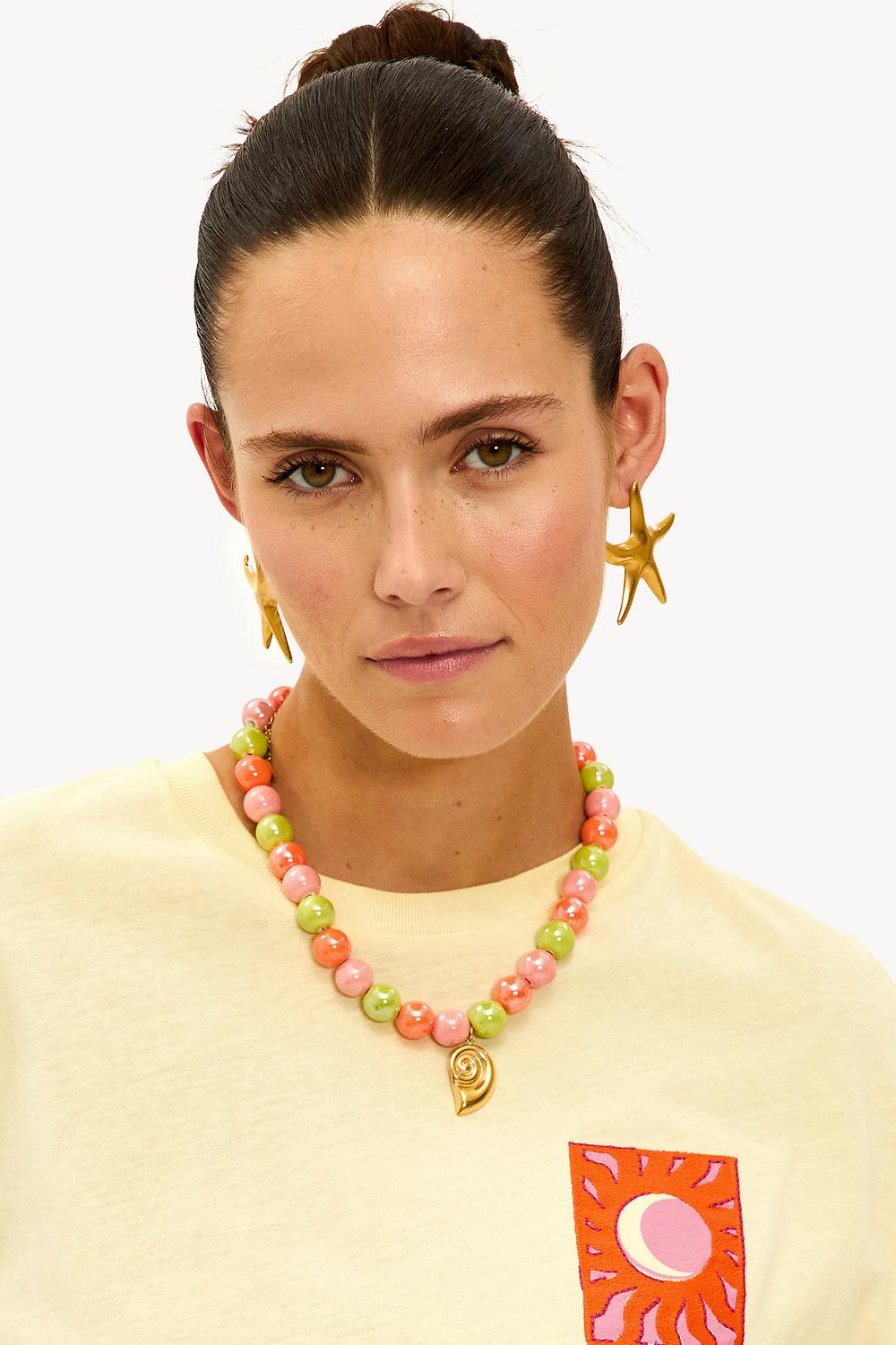 Collar de cuentas de colores con concha dorada