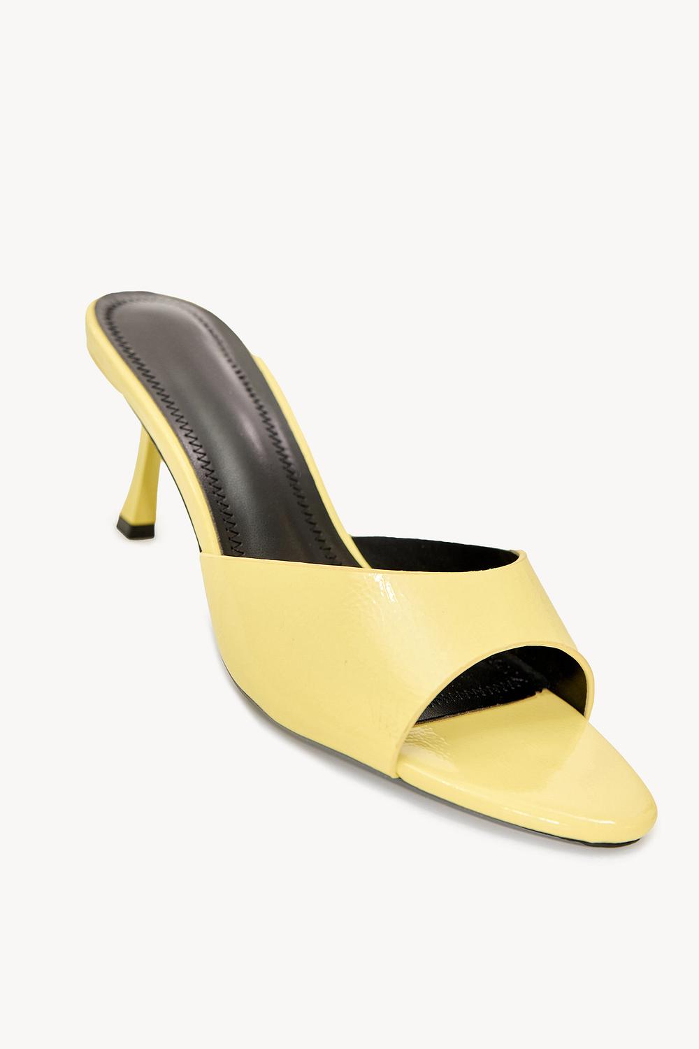 Tacones amarillos