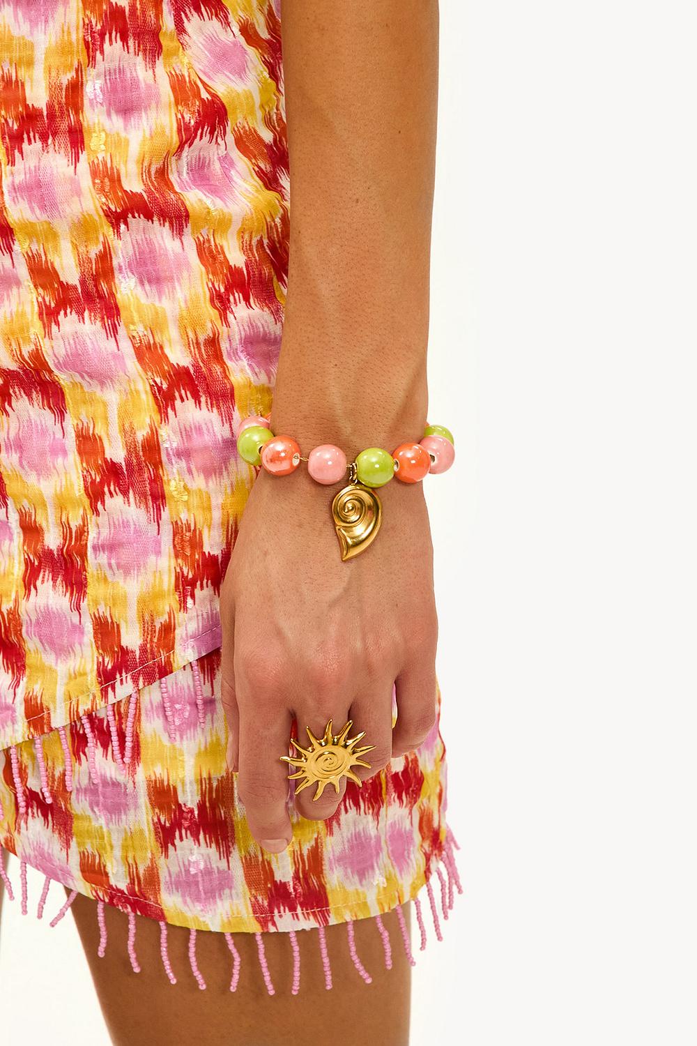 Pulsera de colores con concha dorada