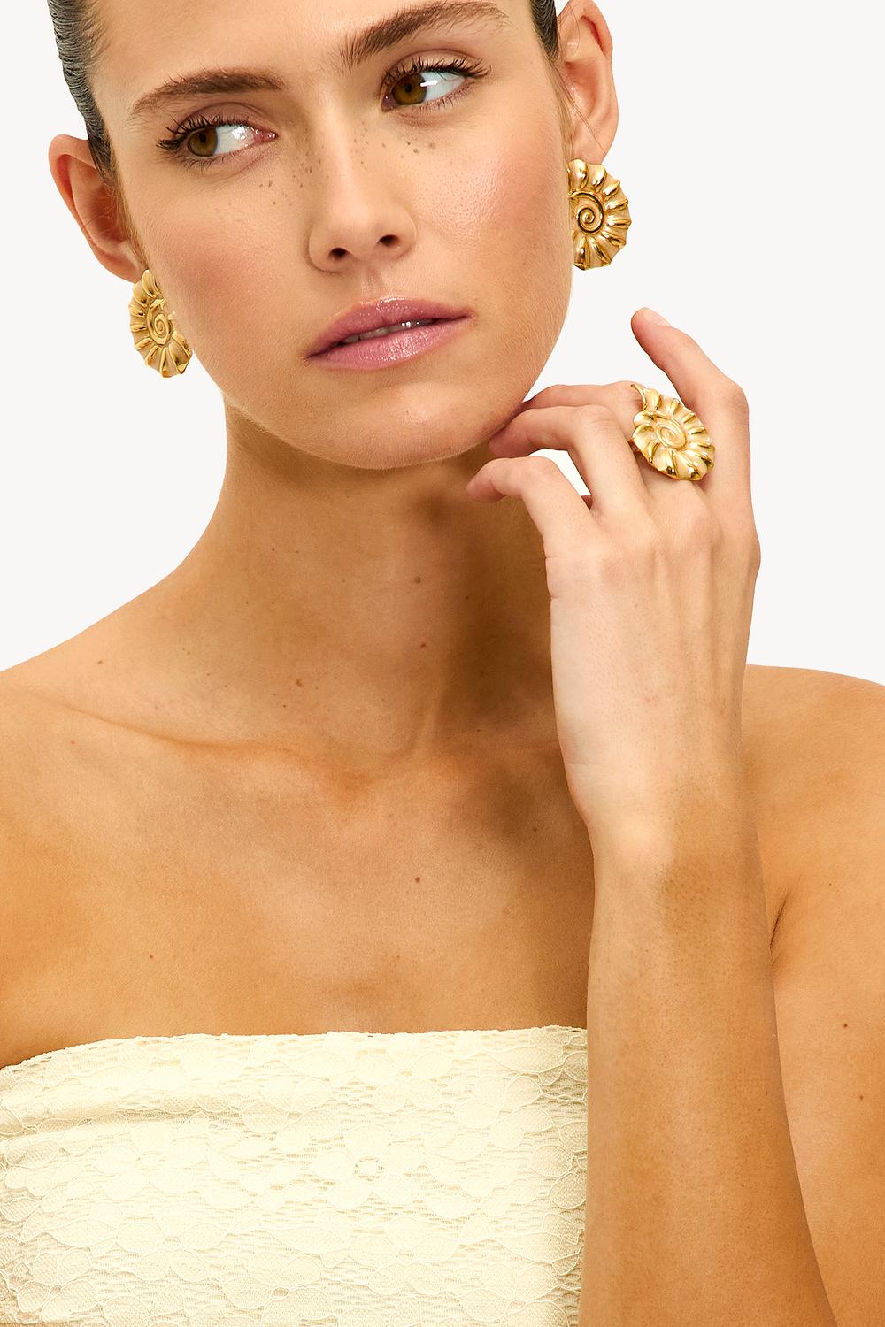 Anillo dorado con concha