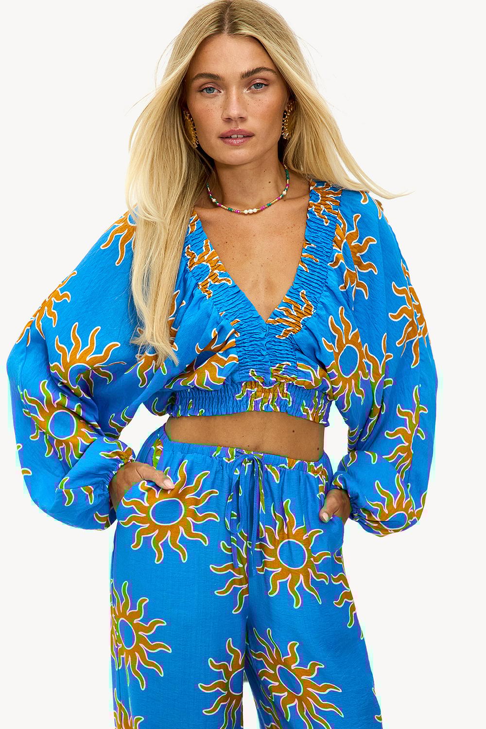 Top bleu avec soleil