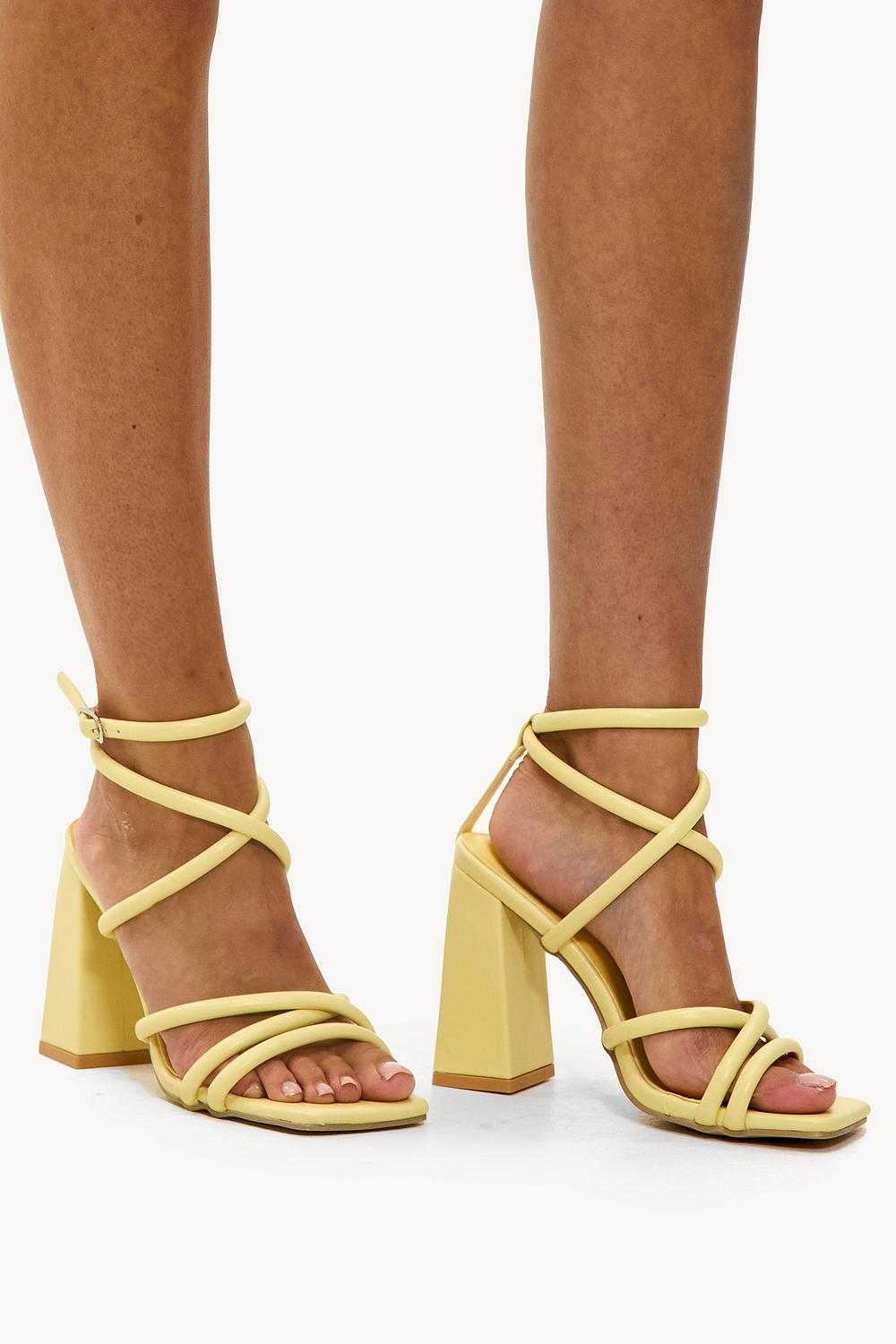 Tacones amarillo claro