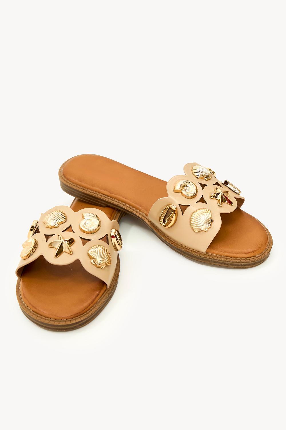Chanclas beige con detalles dorados