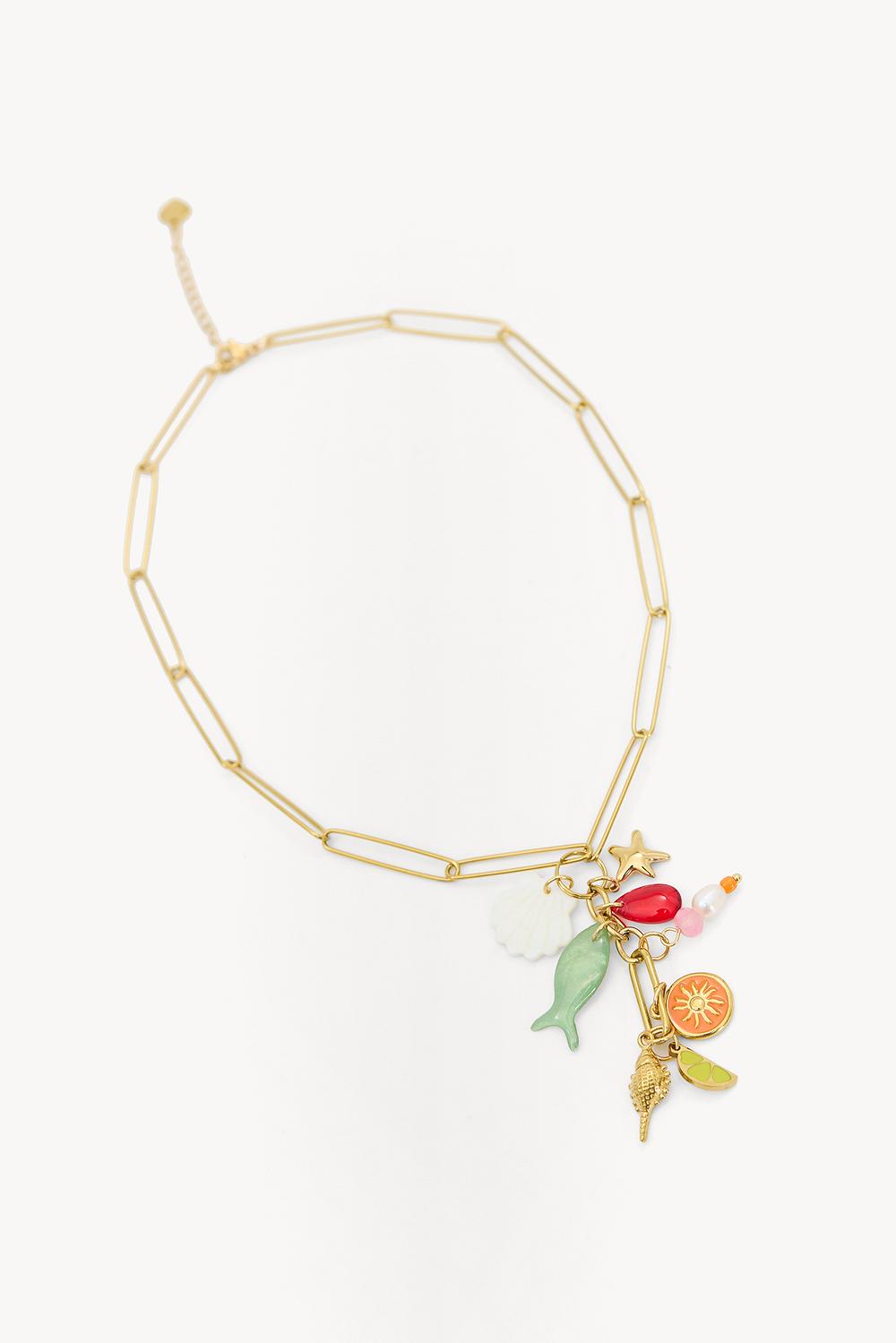 Collar dorado.