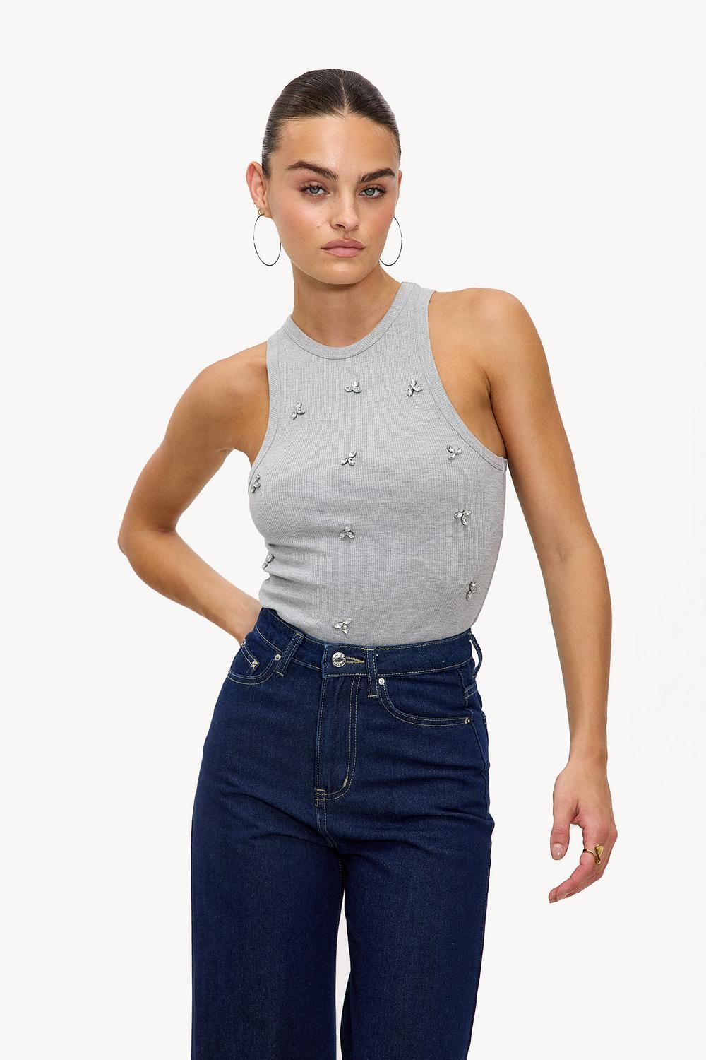 Top gris con pedrería.
