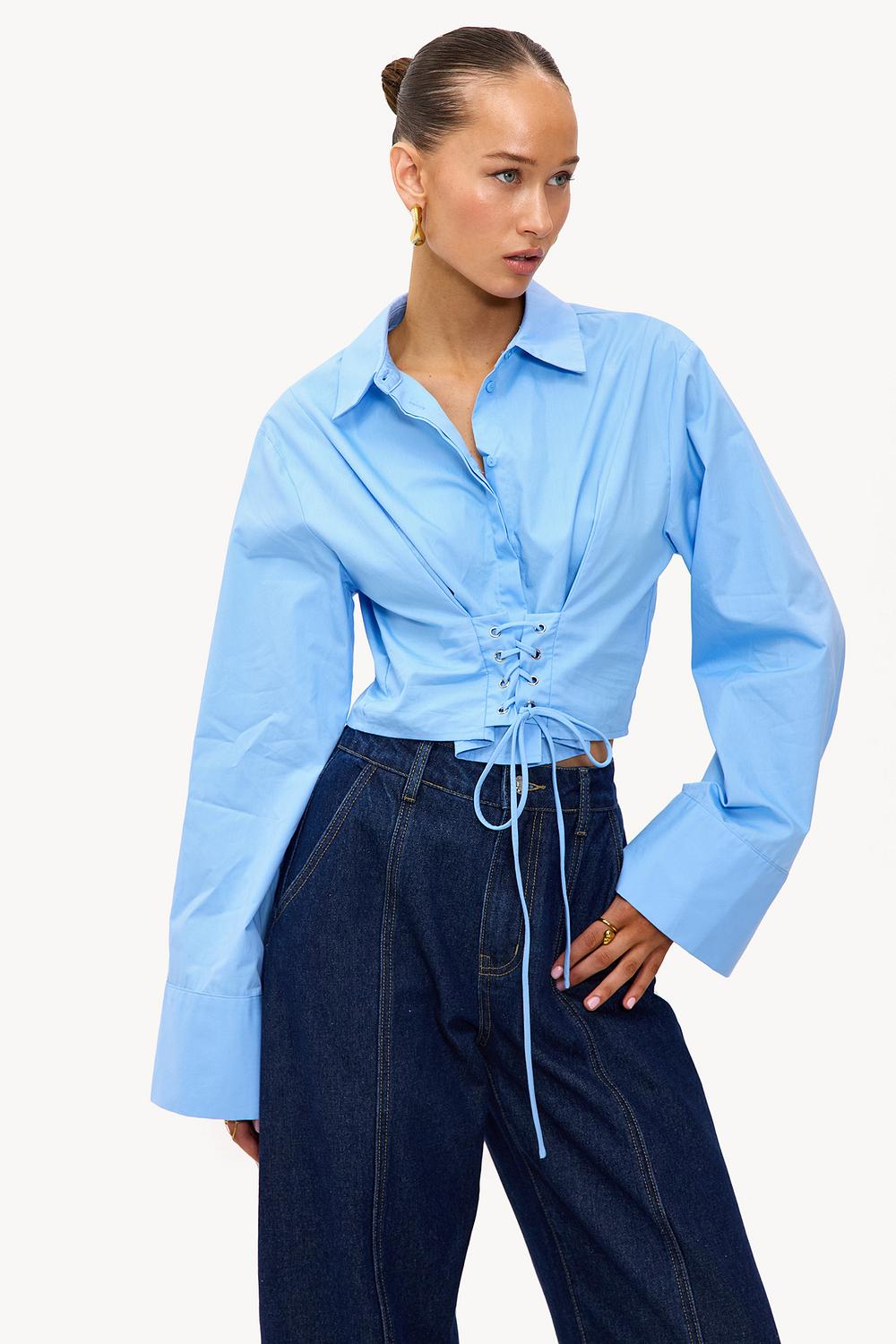 Blusa azul claro con cinturón corsé