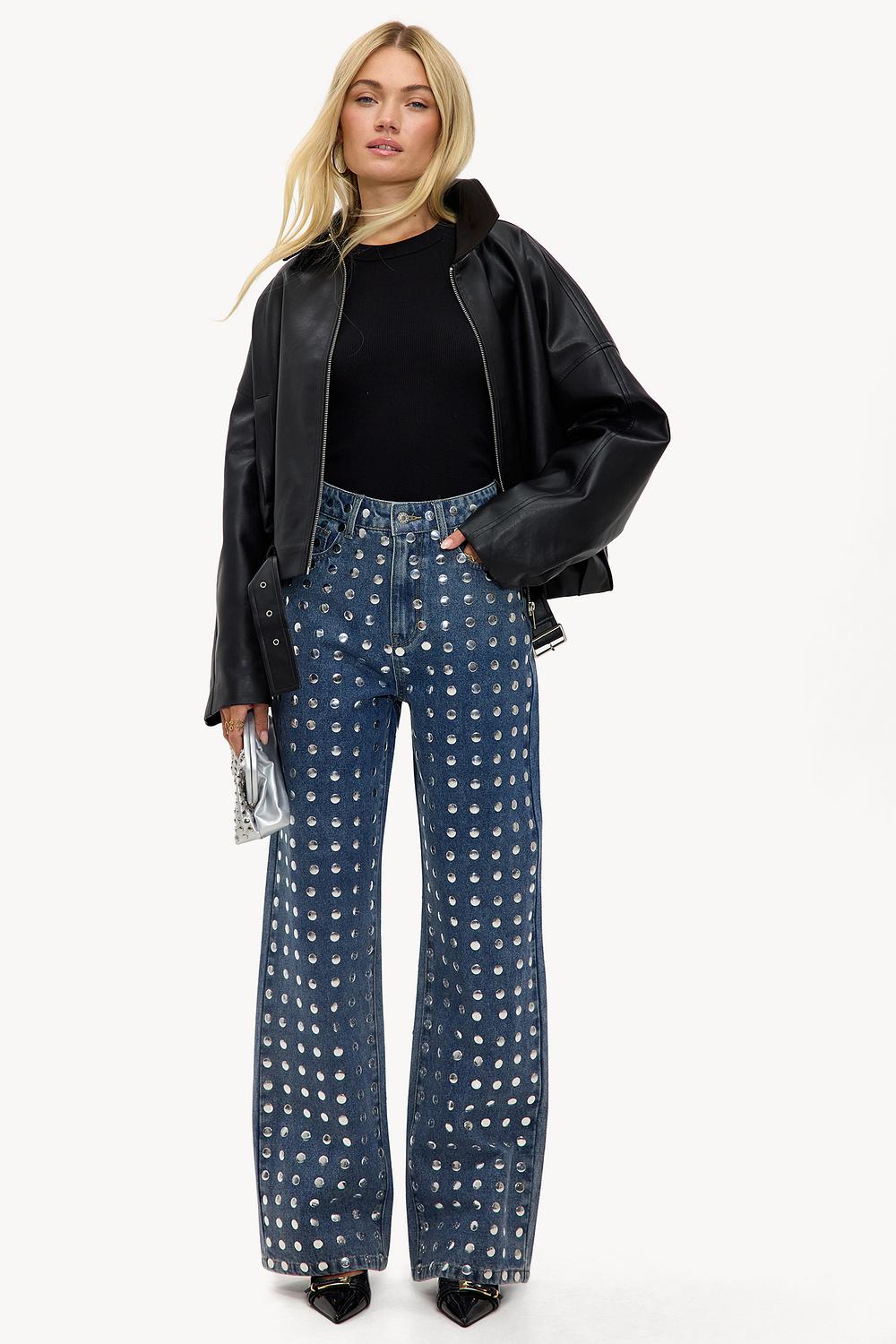 Vaqueros azules con tachuelas