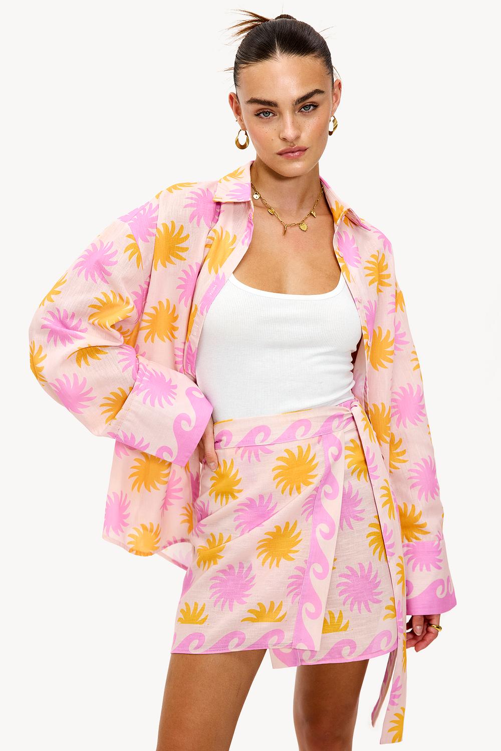 Falda rosa con solas.