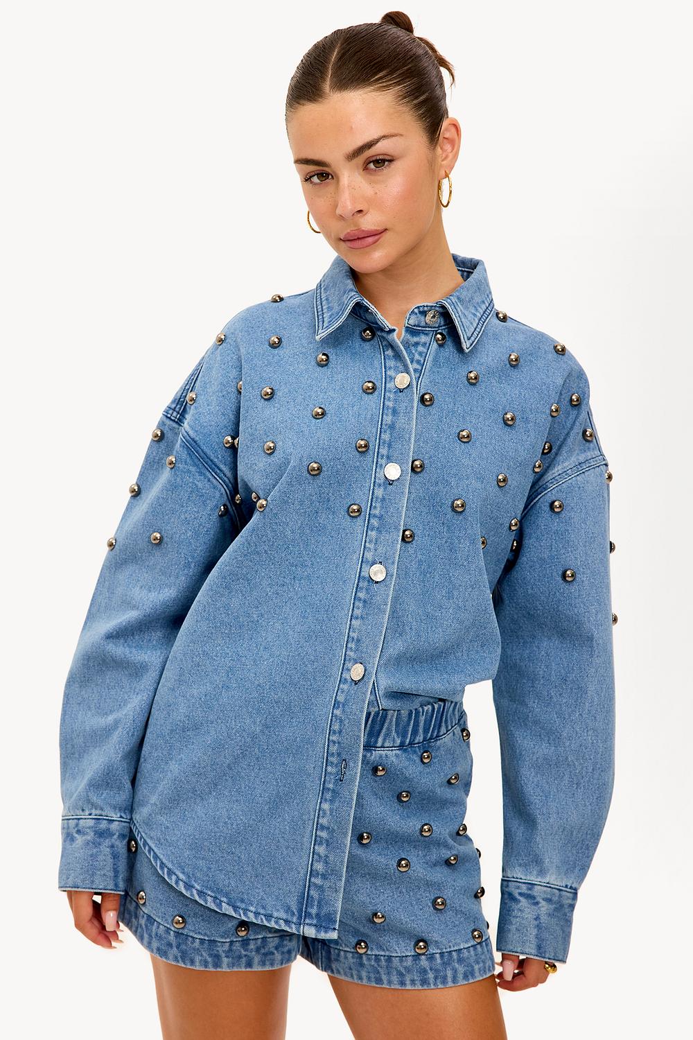 Blusa vaquera azul con tachuelas