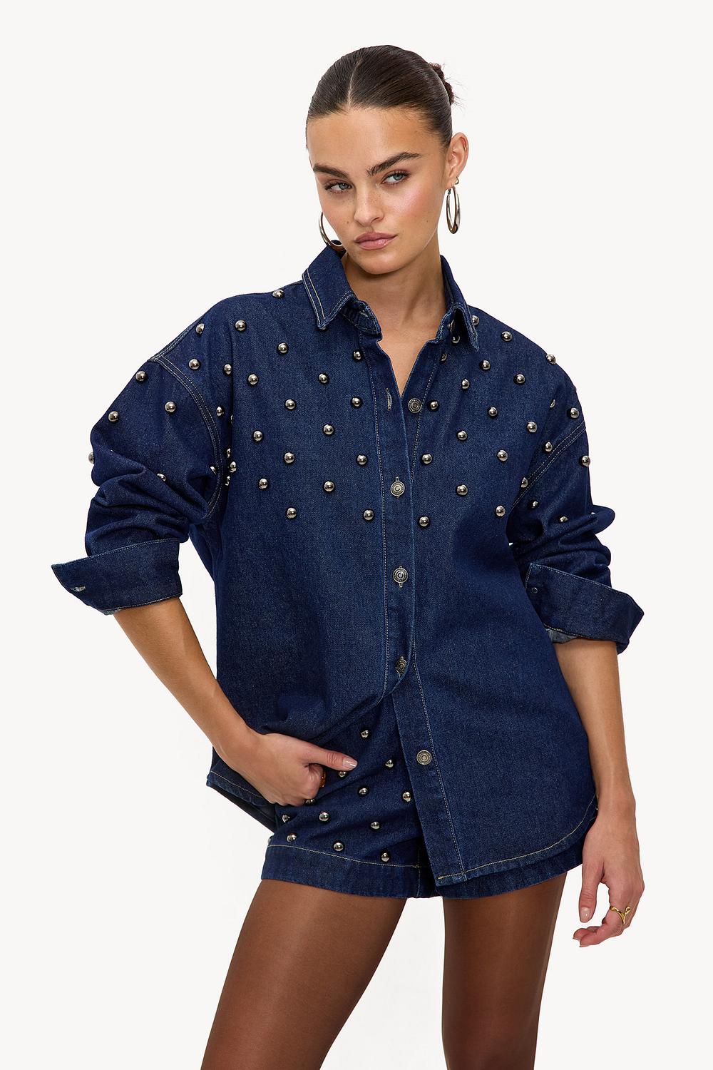 Blusa vaquera azul con tachuelas