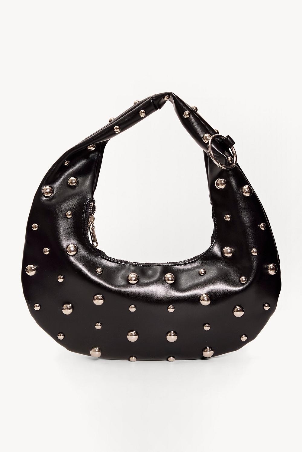 Bolso negro con tachuelas
