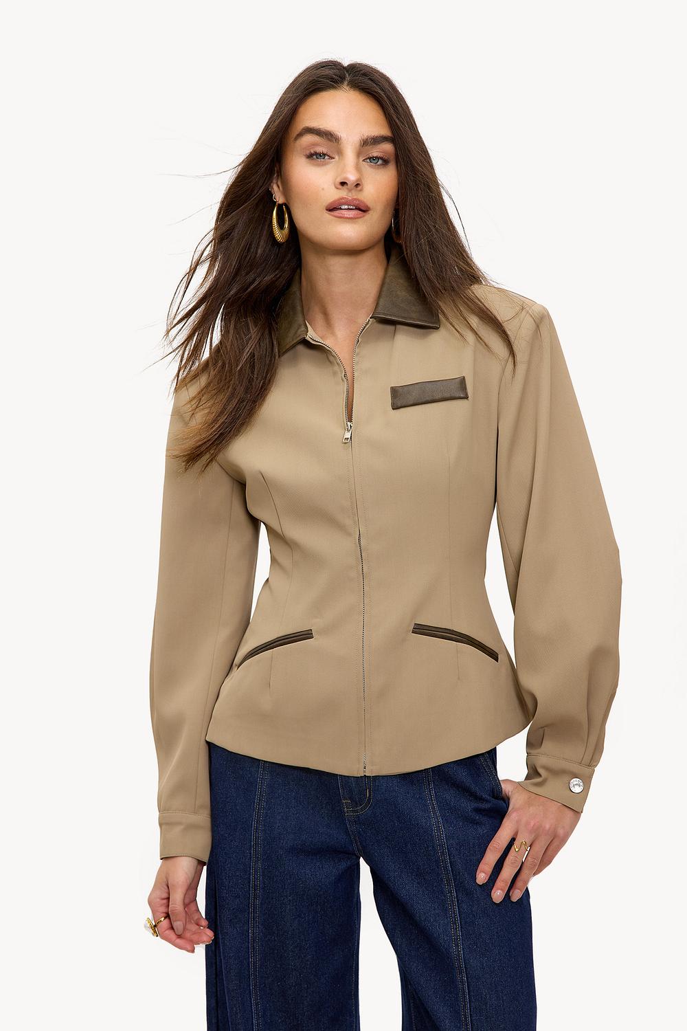 Manteau beige à coupe cintrée