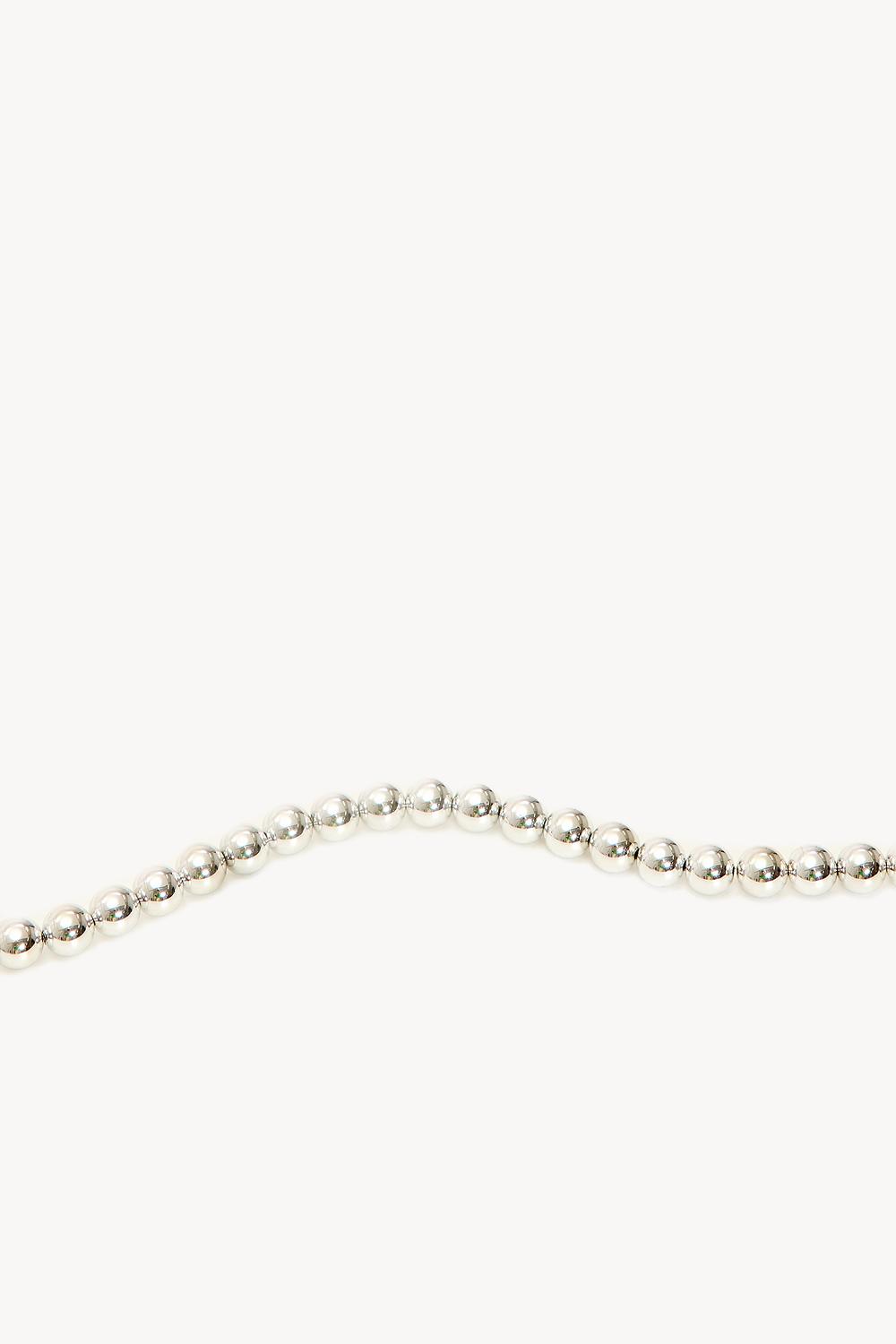 Collar plateado.