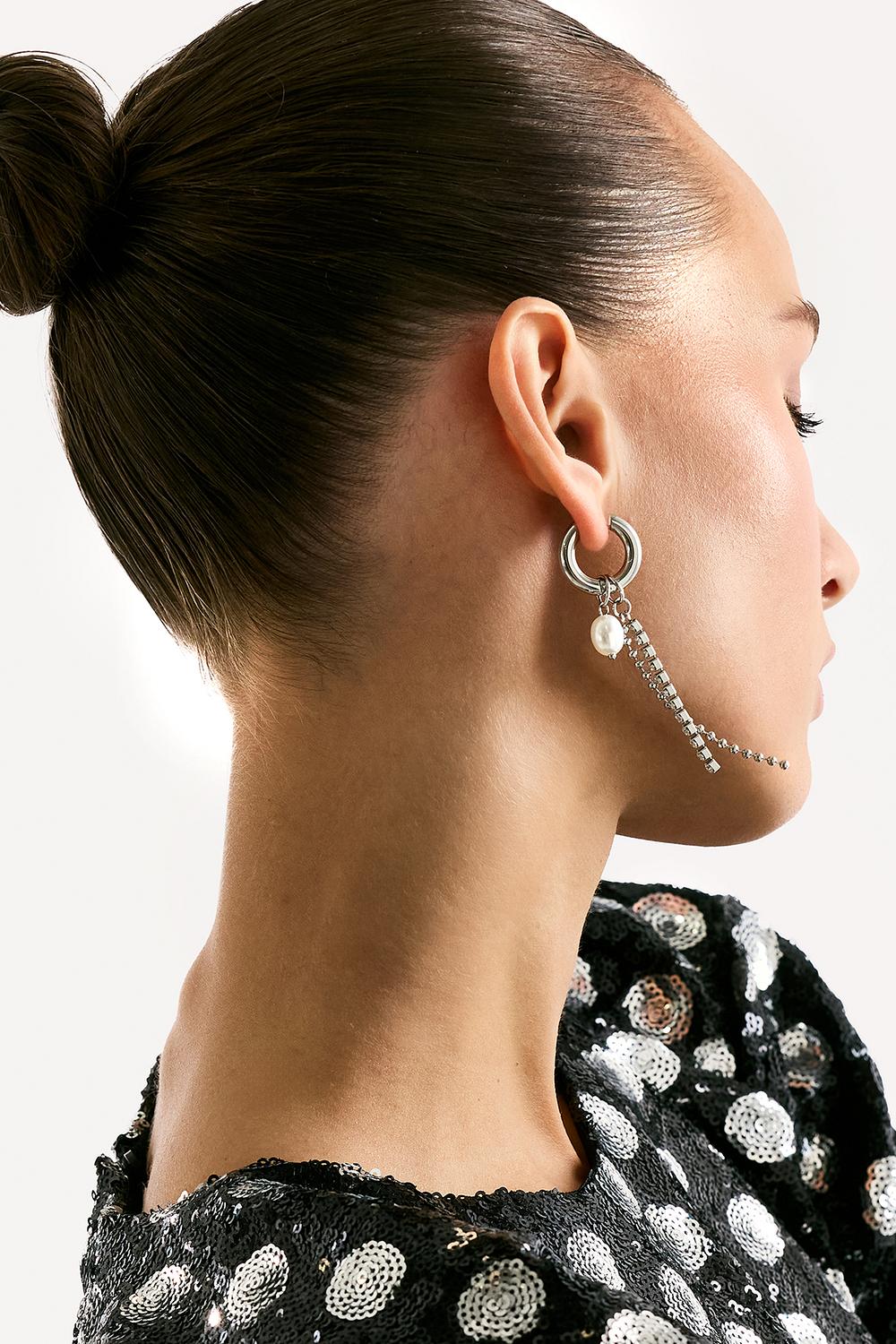 Boucles d’oreilles argentées avec breloques