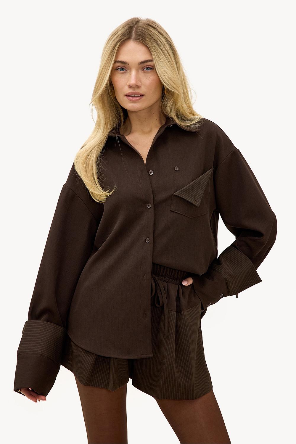 Chemisier marron avec poignets rayés