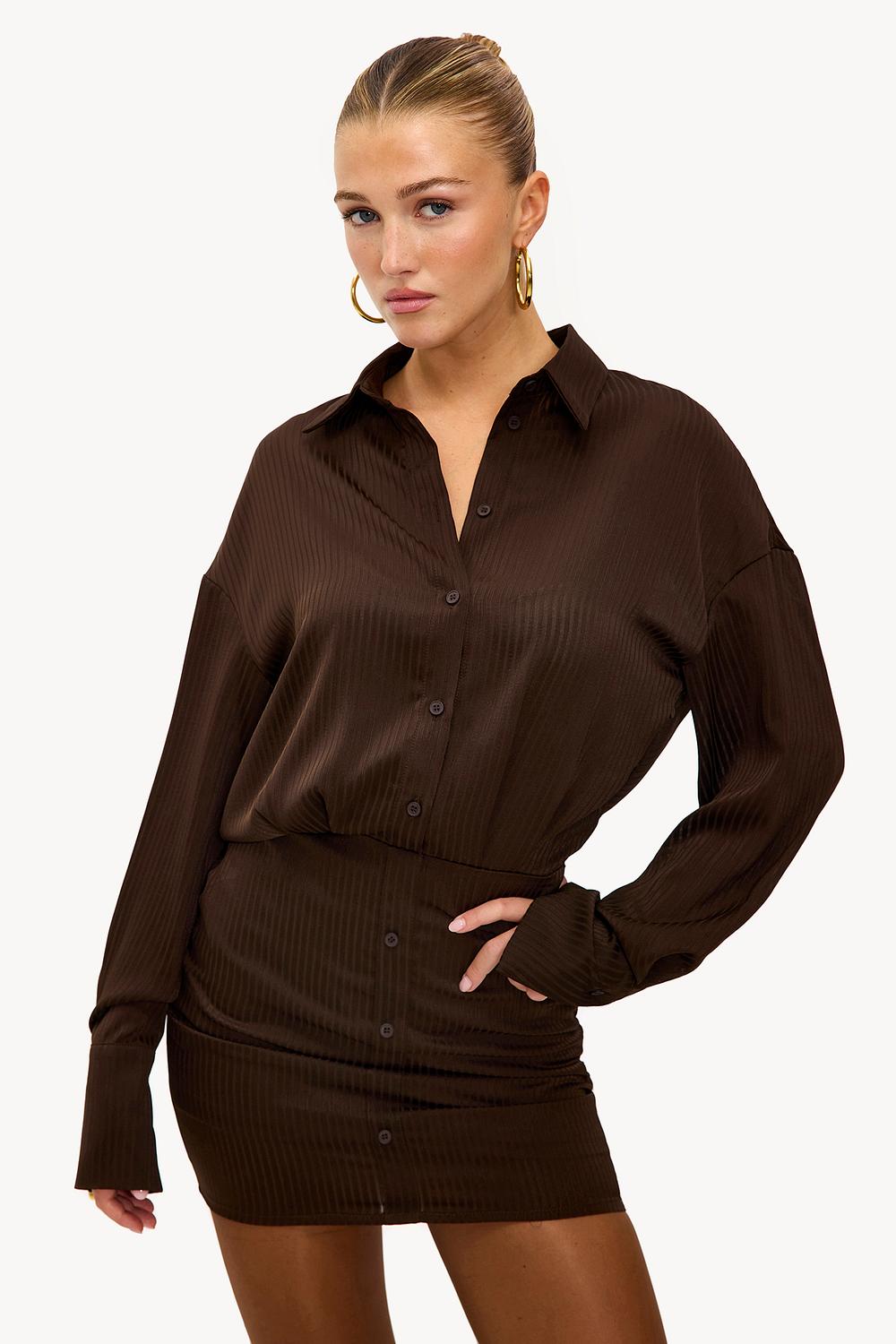 Robe marron foncé