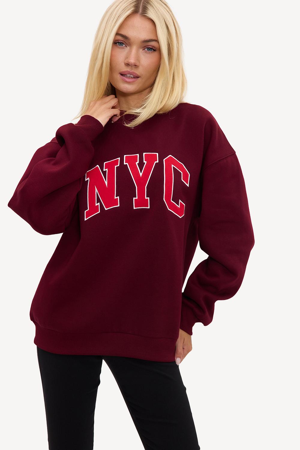 Pull bordeaux avec inscription rouge