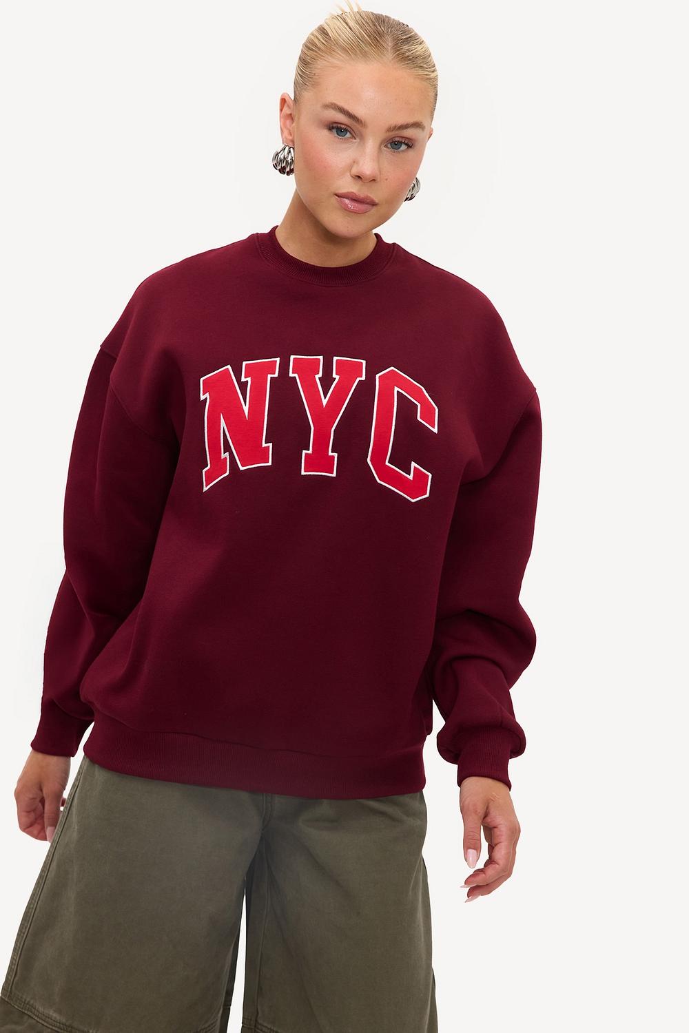 Pull bordeaux avec inscription rouge