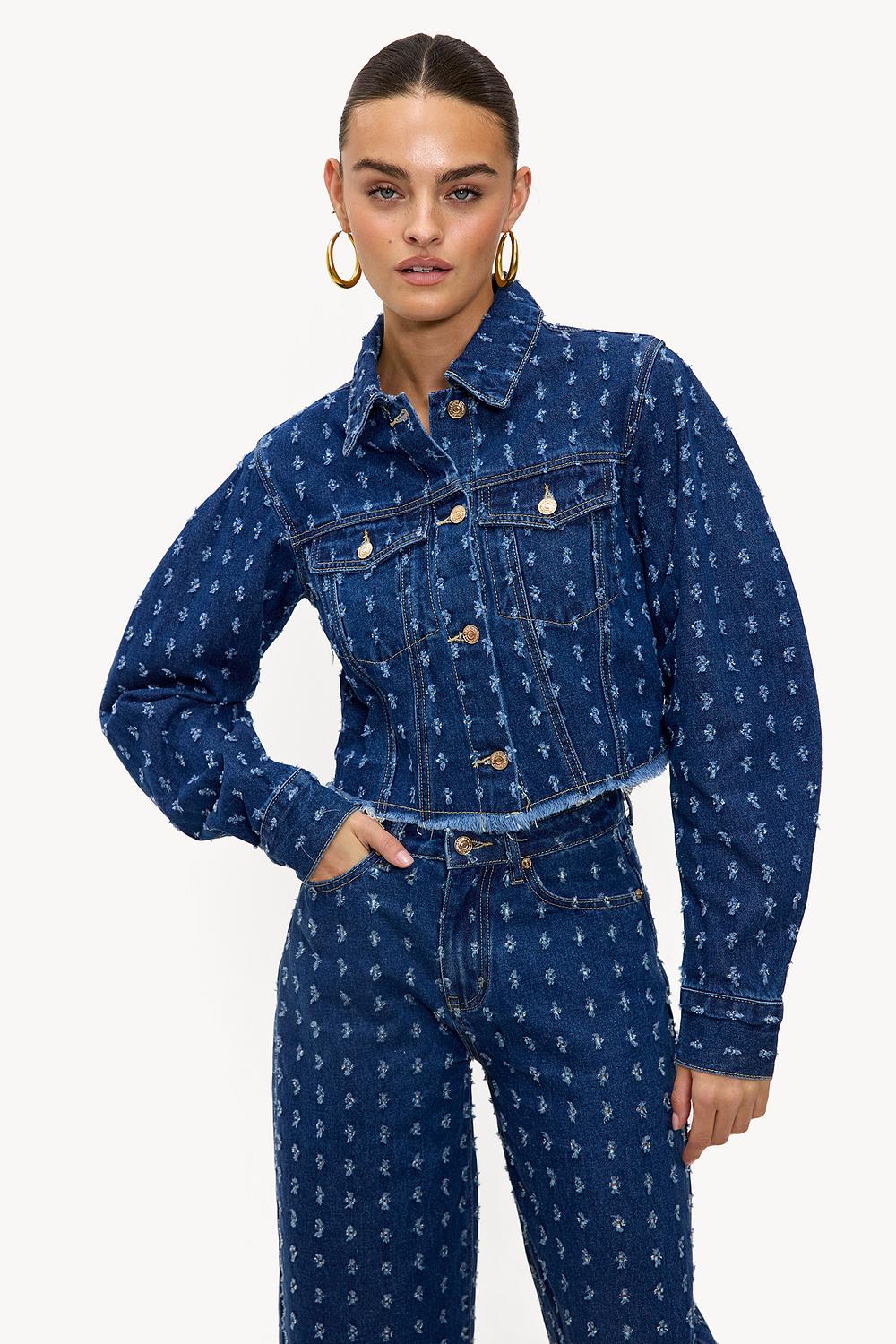 Chaqueta vaquera azul oscuro.