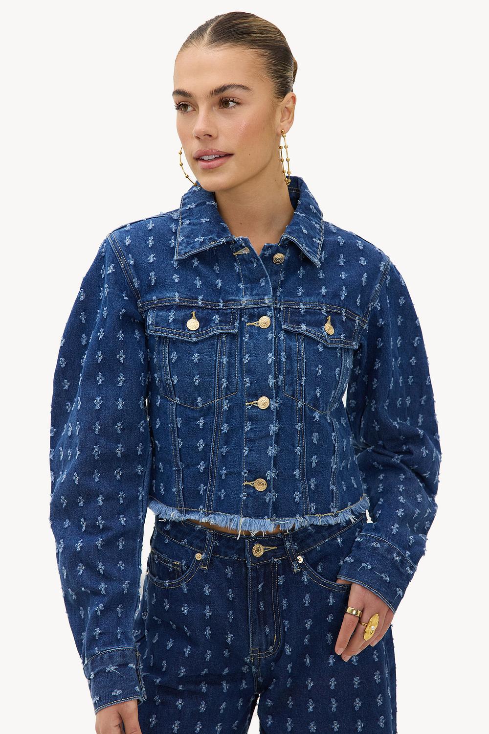 Chaqueta vaquera azul oscuro.